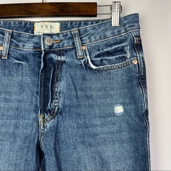 Free People We the Free Medium Wash Distressed Raw Hem Straight Leg Jeans 26 - Picture 4 of 5